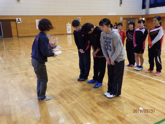 お別れ合宿・卒団の３人、日向さんに最後のありがとうございました。